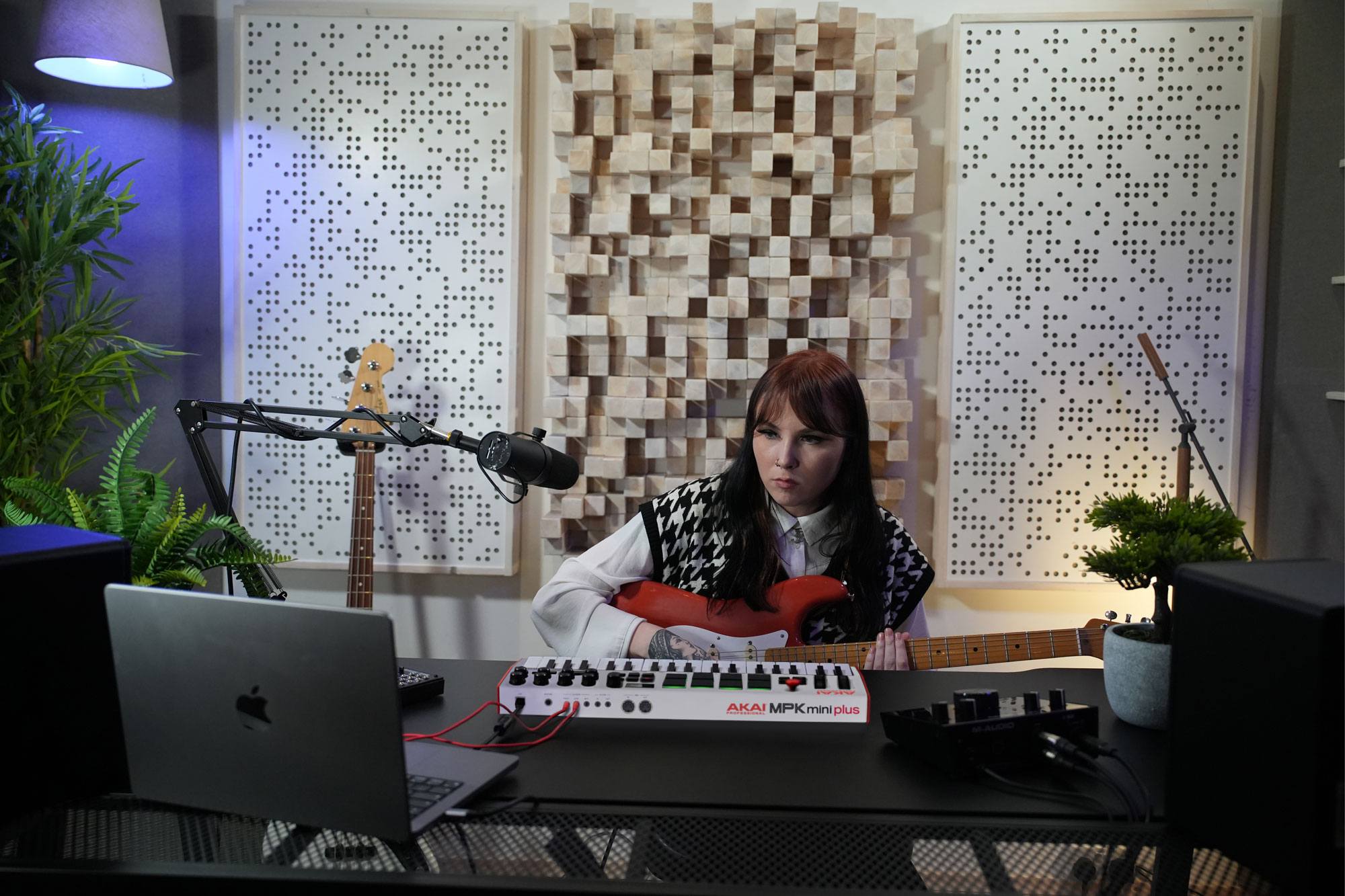 MPK Mini Plus Black to White